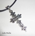 Collier cuir noir avec pendentif  croix fleurie en argent sur cordon de cuir noir