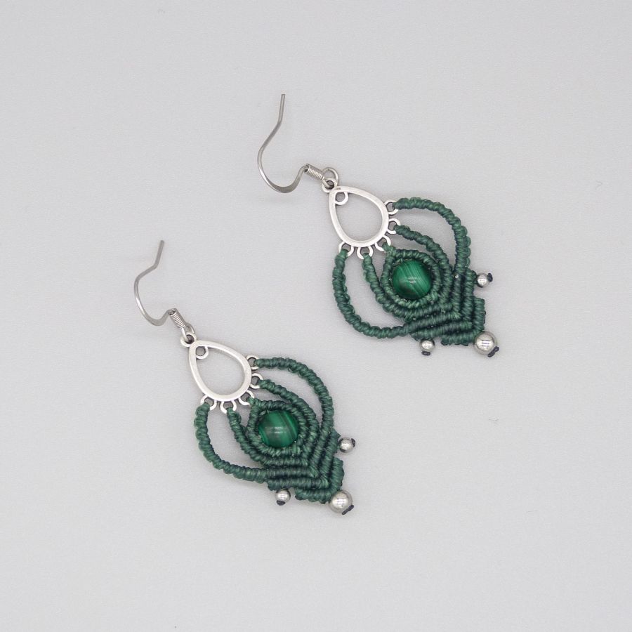 Boucles d'oreilles  en micro-macramé vert foncé avec une perle en malachite