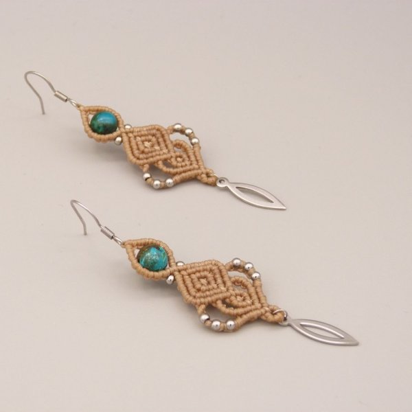 &Oslash;reringe i lys beige micro-macram&eacute;