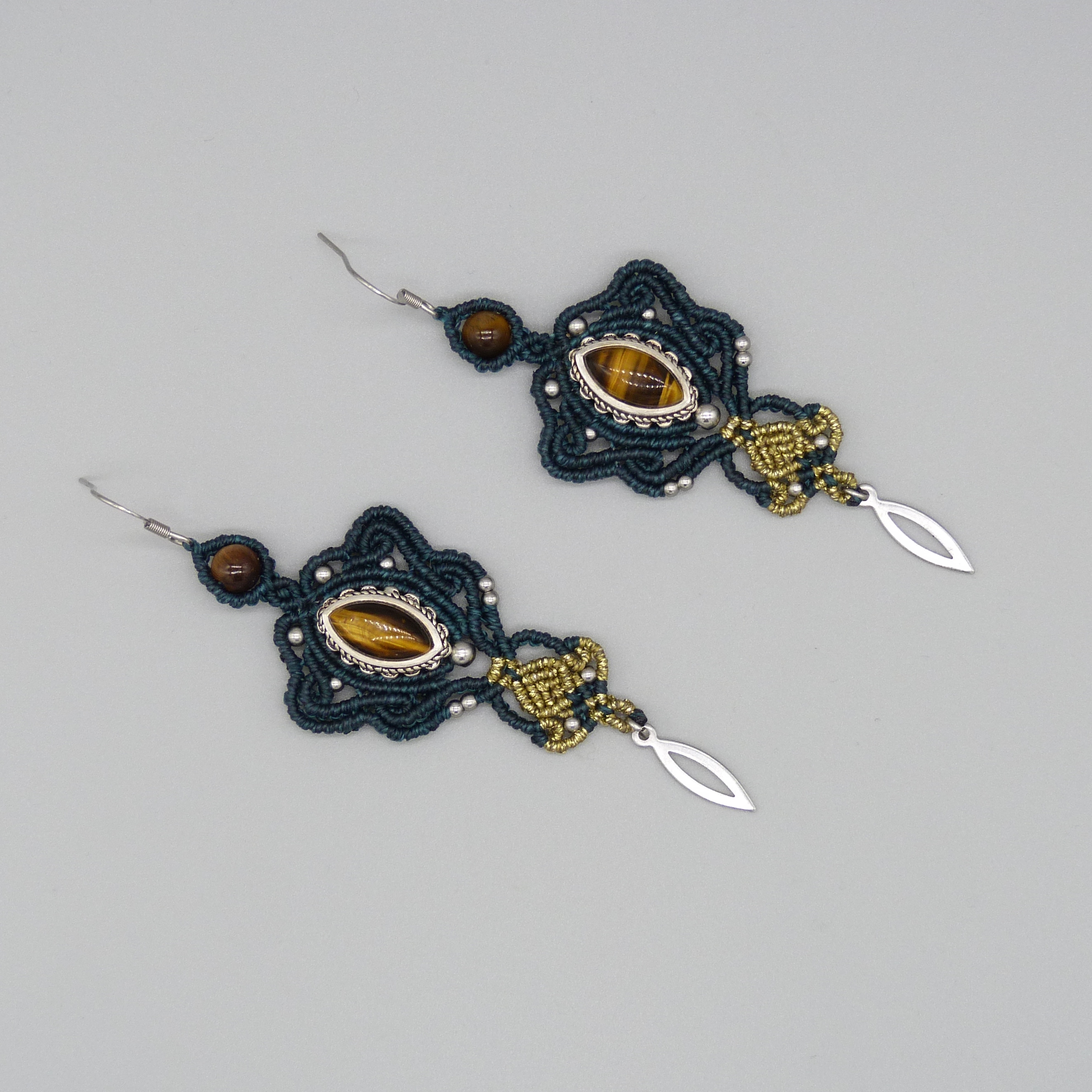 Boucles d'oreilles  en micro-macramé ton vert/doré avec oeil de tigre serti