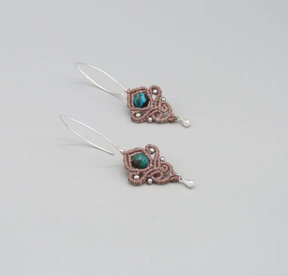 Boucles d'oreilles  en micro-macramé ton taupe avec une perle chrysocolle