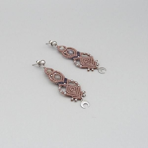 Boucles d'oreilles  en micro-macram&eacute; couleur taupe