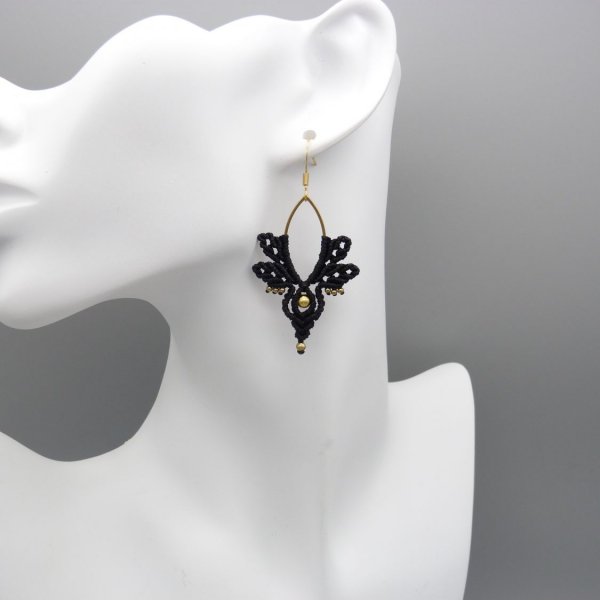 Boucles d'oreilles  en micro-macram&eacute; noires et dor&eacute;es