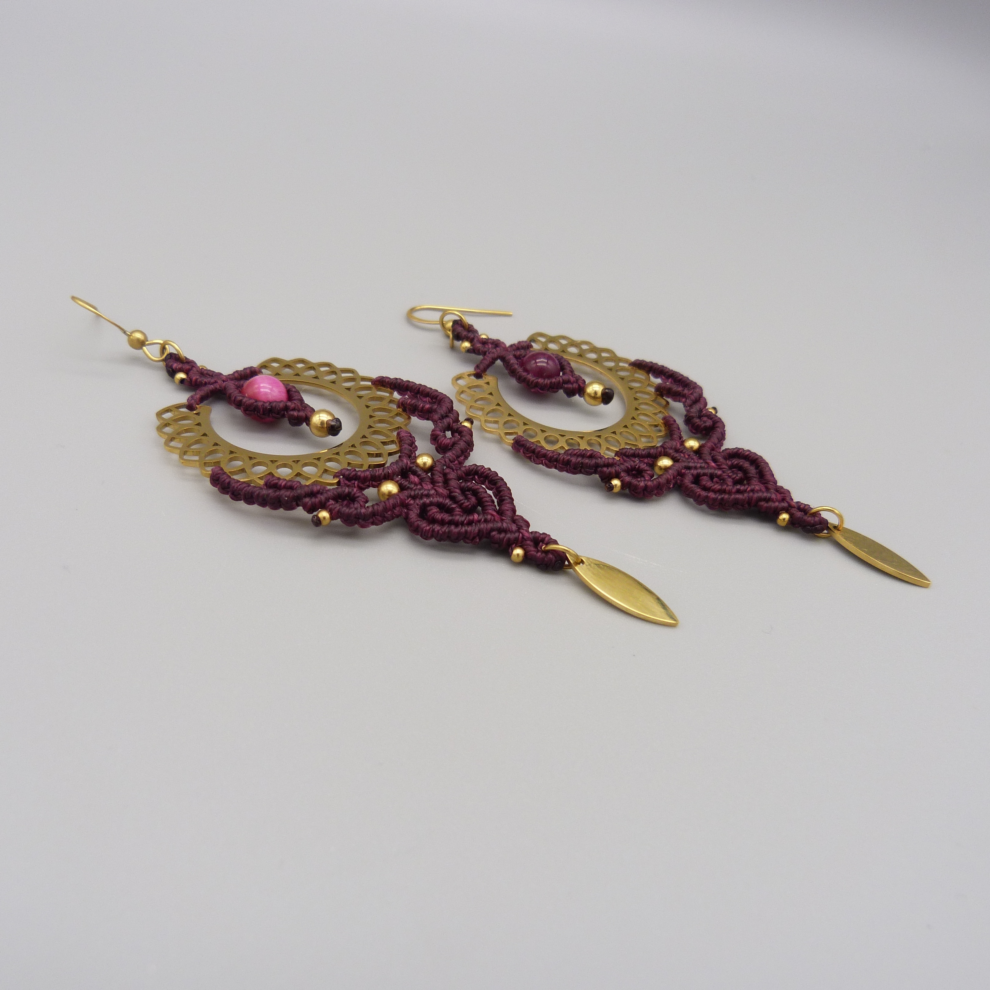 Boucles d'oreilles prune en micro-macramé avec oeil de tigre teinté
