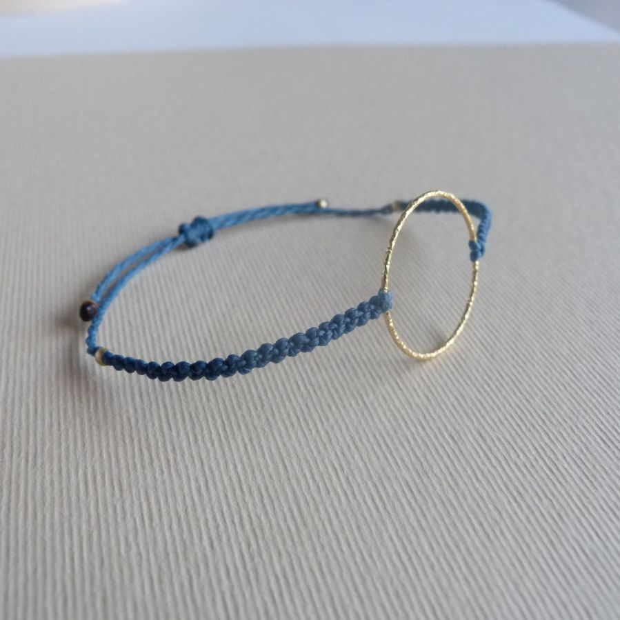 Bracelet fin en micro-macramé bleu canard avec un anneau en argent recouvert d'une finition dorée à l'or fin 24K