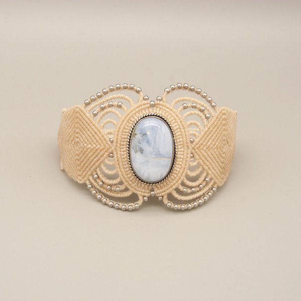 Lys beige mikro-macram&eacute; armb&aring;nd med en agat