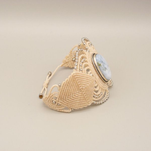 Lys beige mikro-macram&eacute; armb&aring;nd med en agat