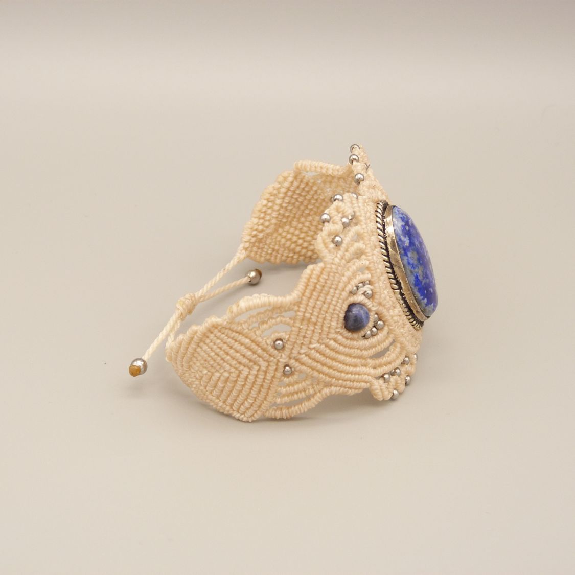 Lys beige mikro-macramé armbånd med lapis lazuli