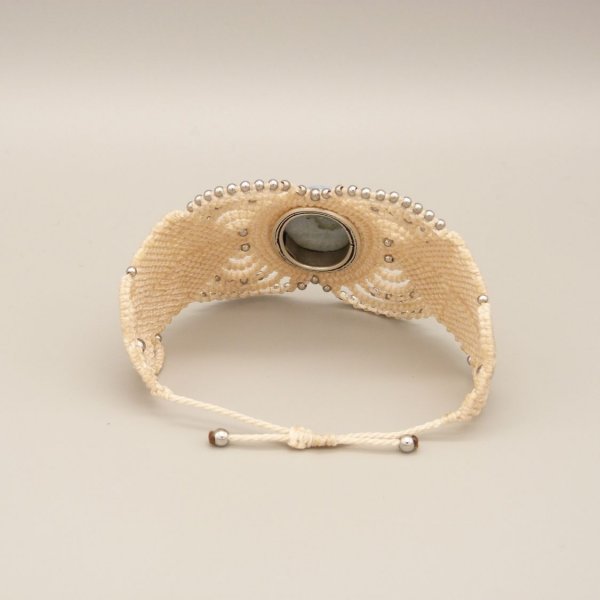 Lys beige mikro-macram&eacute; armb&aring;nd med en agat