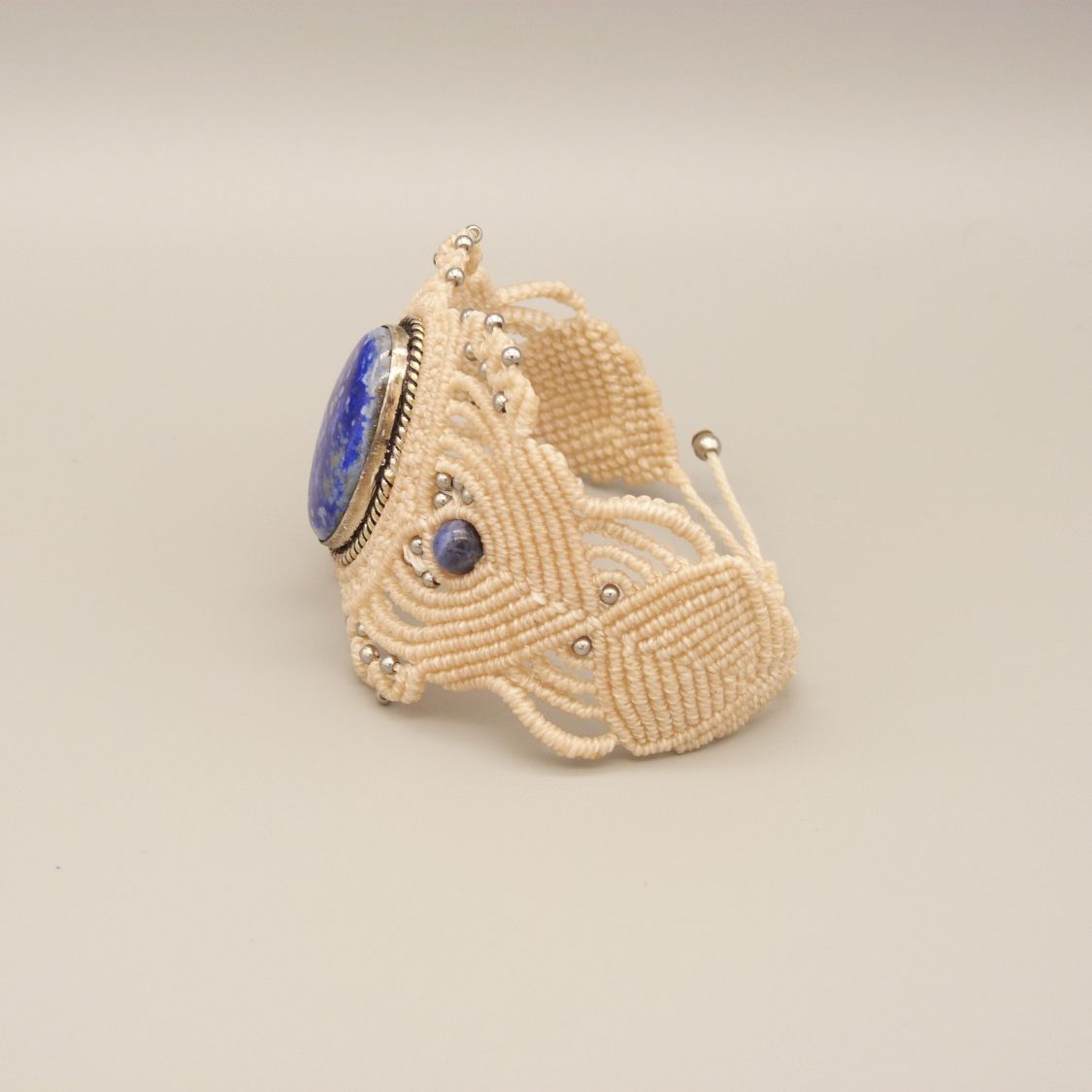 Lys beige mikro-macramé armbånd med lapis lazuli