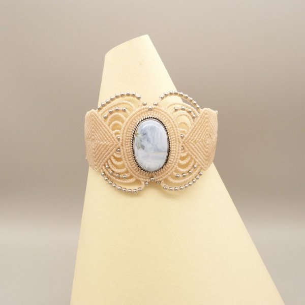 Lys beige mikro-macram&eacute; armb&aring;nd med en agat