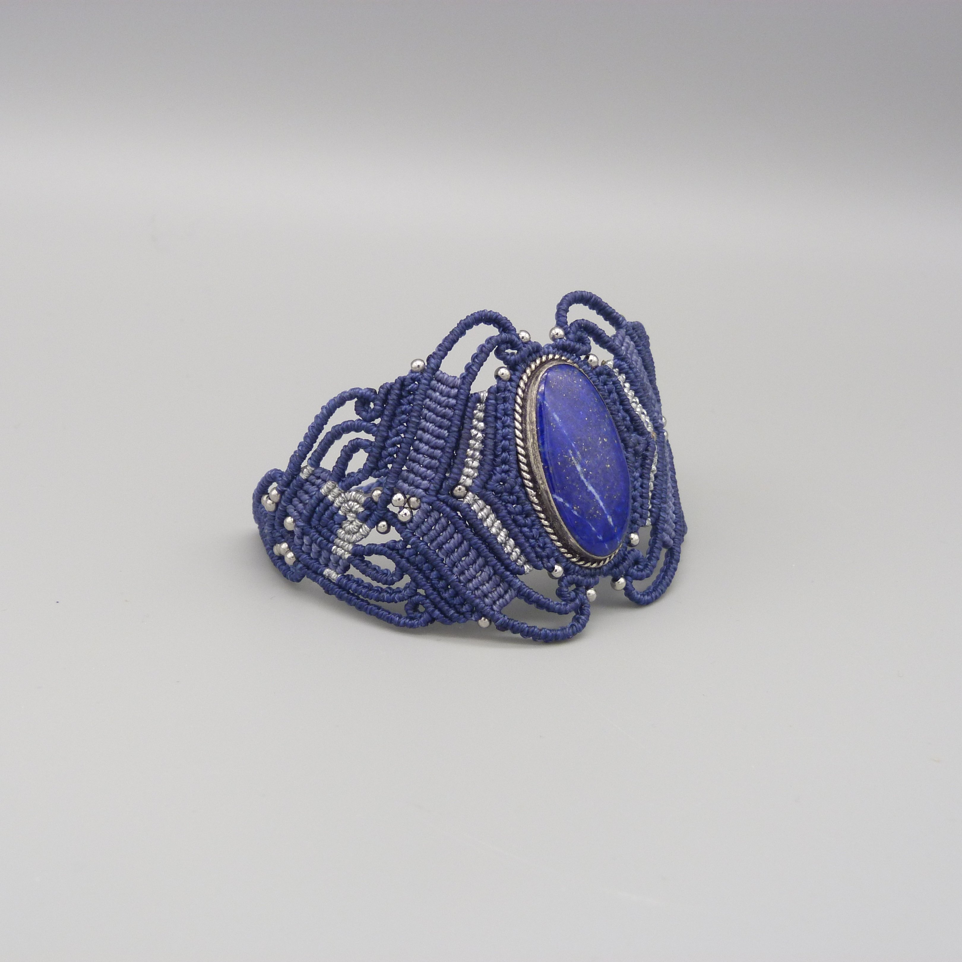 Commande personnalisée : Bracelet en micro-macramé bleu nuit avec un lapis lazuli serti de métal argenté