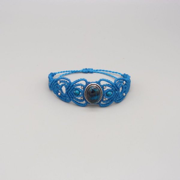 Bracelet en micro-macram&eacute; bleu turquoise avec une pierre chrysocolle sertie de m&eacute;tal