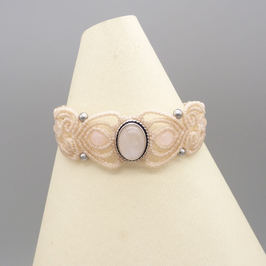 Bracelet en micro-macramé couleur sable avec une pierre le quartz rose sertie de métal