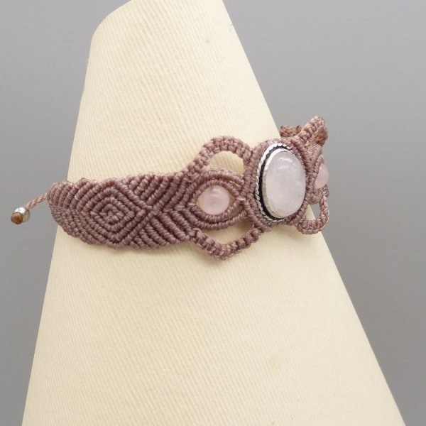Bracelet en micro-macram&eacute; couleur taupe avec une pierre sertie quartz rose