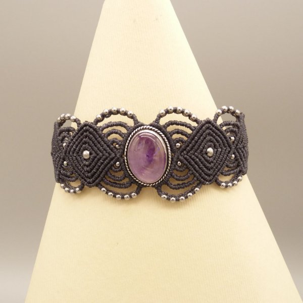 Bracelet en micro-macram&eacute; gris fonc&eacute; avec une am&eacute;thyste sertie de m&eacute;tal