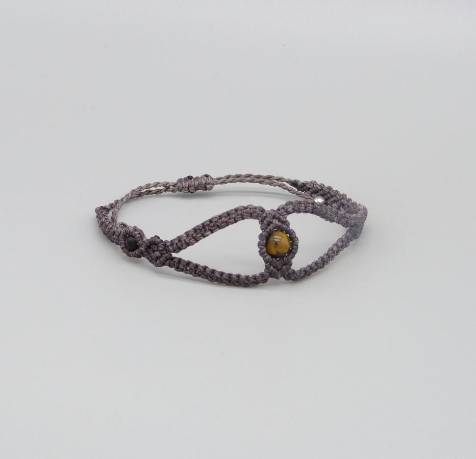 Lilla micro-macramé armbånd med tre tiger eye perler