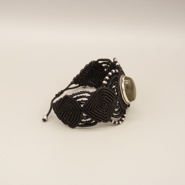 Sort mikro-macram&eacute; armb&aring;nd med en labradorit sat i midten