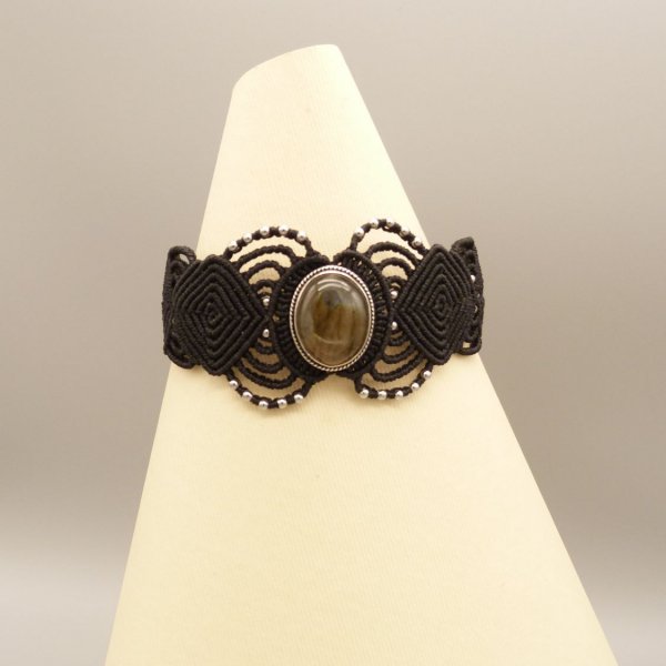 Sort mikro-macram&eacute; armb&aring;nd med en labradorit sat i midten