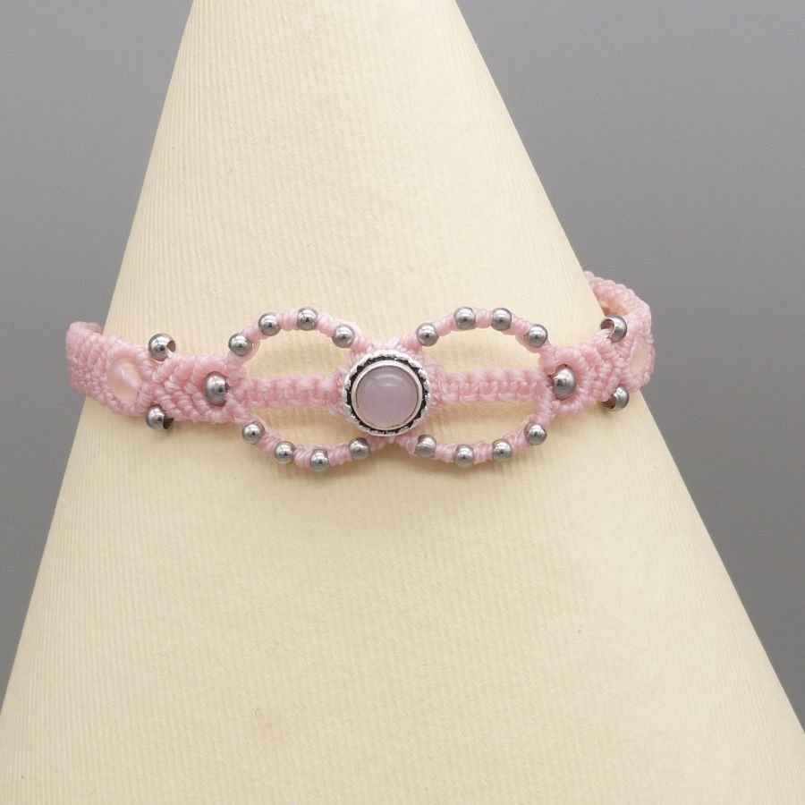 Pink mikro-macramé armbånd med en pink kvarts sten