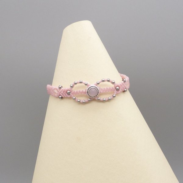 Pink mikro-macram&eacute; armb&aring;nd med en pink kvarts sten