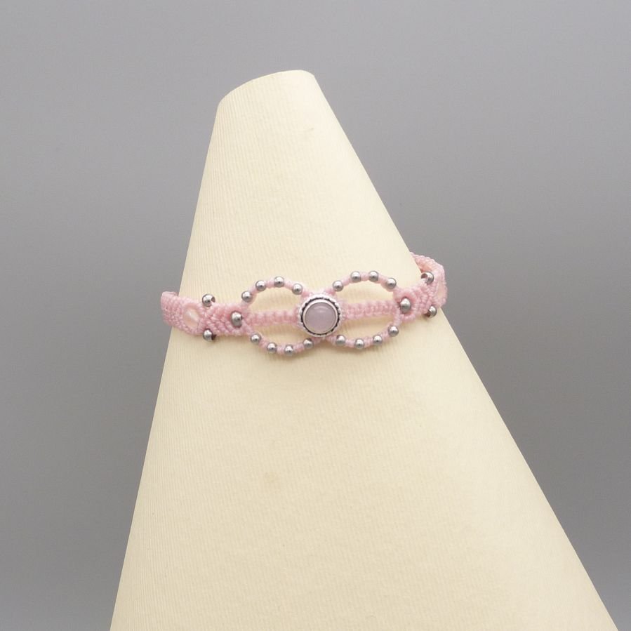 Pink mikro-macramé armbånd med en pink kvarts sten