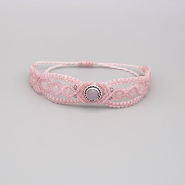 Pink mikro-macram&eacute; armb&aring;nd med en pink kvarts sten
