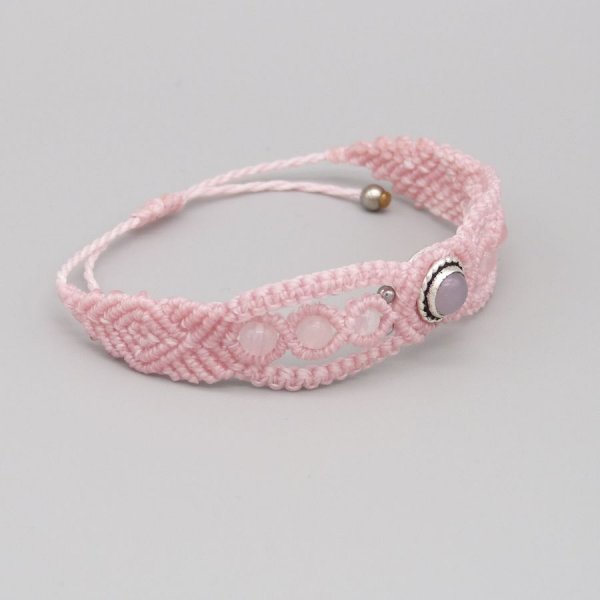 Pink mikro-macram&eacute; armb&aring;nd med en pink kvarts sten