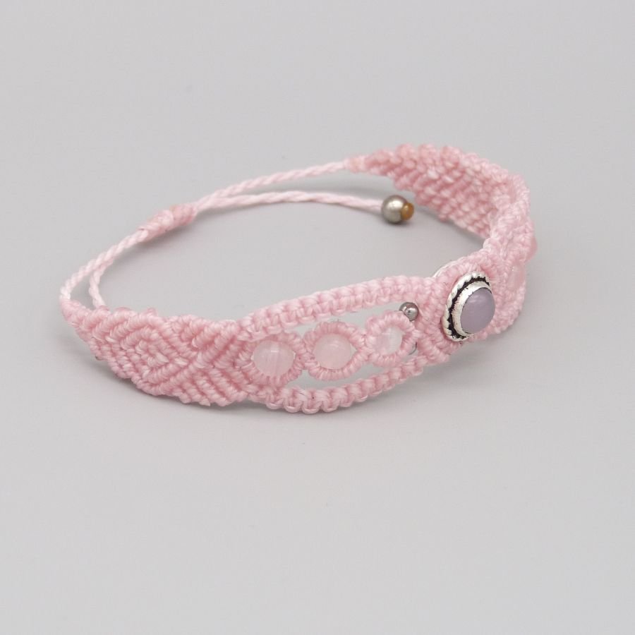 Pink mikro-macramé armbånd med en pink kvarts sten