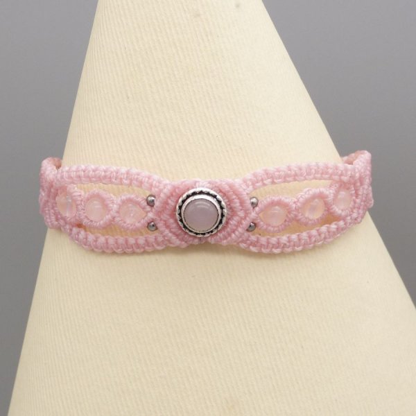 Pink mikro-macram&eacute; armb&aring;nd med en pink kvarts sten