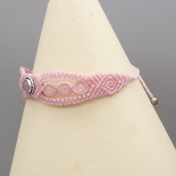 Pink mikro-macram&eacute; armb&aring;nd med en pink kvarts sten