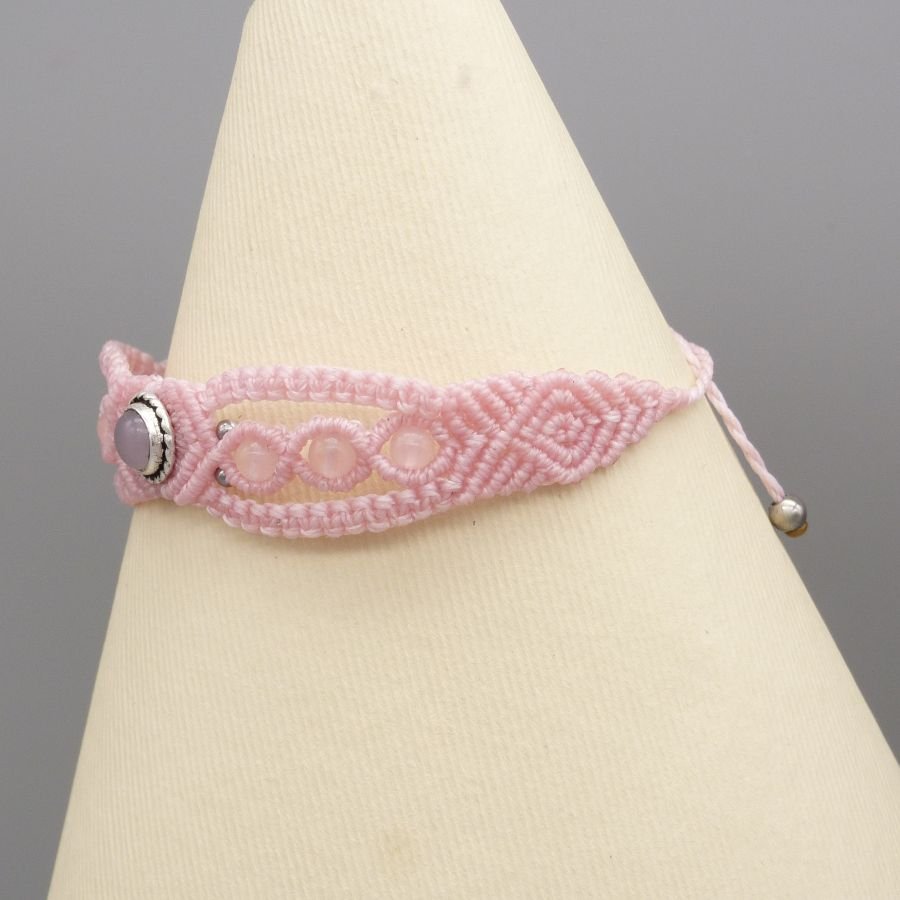 Pink mikro-macramé armbånd med en pink kvarts sten