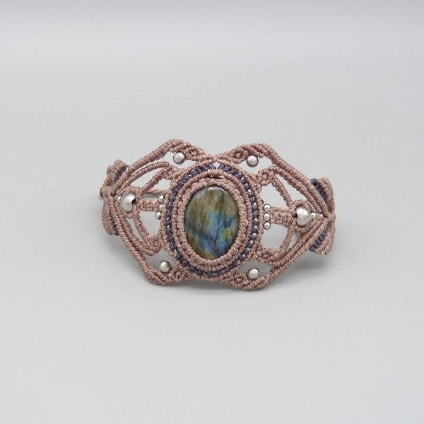 Taupe micro-macram&eacute; armb&aring;nd med en labradorit
