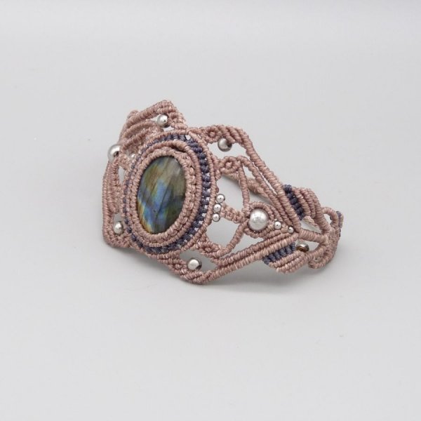 Taupe micro-macram&eacute; armb&aring;nd med en labradorit