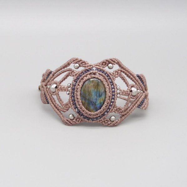 Taupe micro-macram&eacute; armb&aring;nd med en labradorit