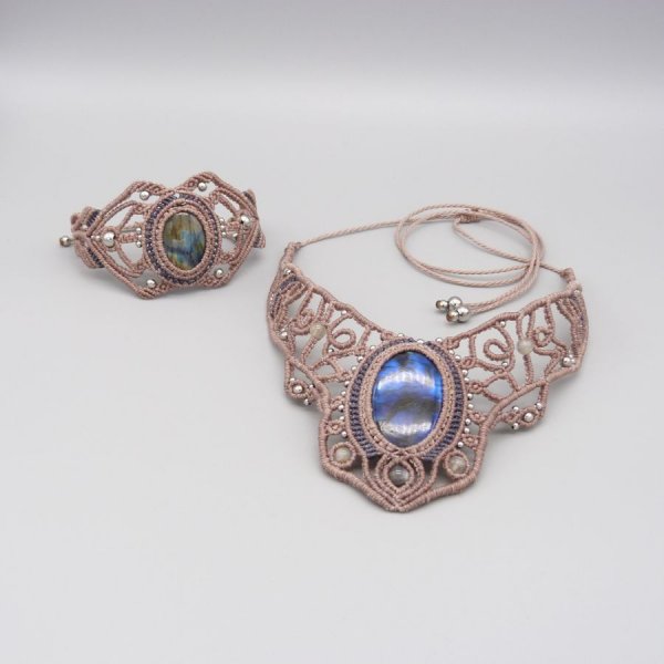 Taupe micro-macram&eacute; armb&aring;nd med en labradorit