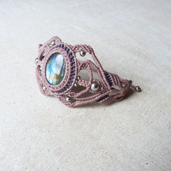 Taupe micro-macram&eacute; armb&aring;nd med en labradorit