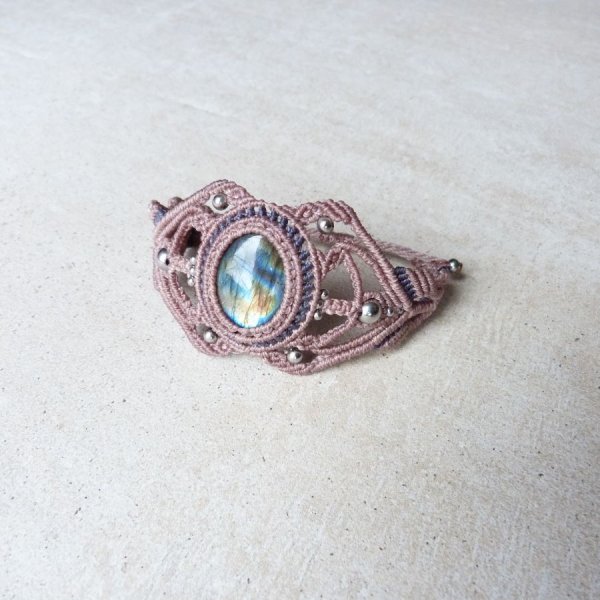 Taupe micro-macram&eacute; armb&aring;nd med en labradorit