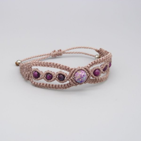 Taupe micro-macram&eacute; armb&aring;nd med en bl&aring; violet imperial jaspis &aelig;delsten