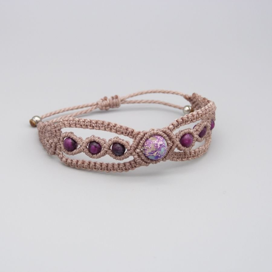 Taupe micro-macramé armbånd med en blå violet imperial jaspis ædelsten