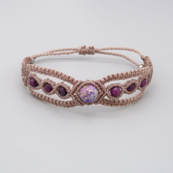 Taupe micro-macram&eacute; armb&aring;nd med en bl&aring; violet imperial jaspis &aelig;delsten