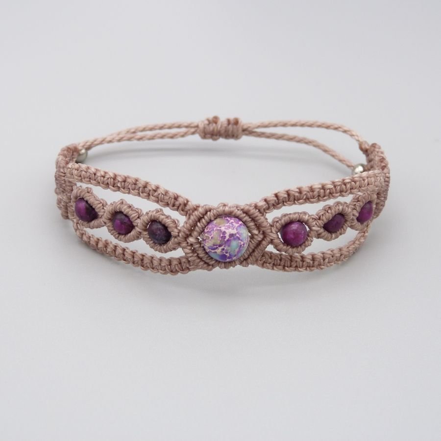 Taupe micro-macramé armbånd med en blå violet imperial jaspis ædelsten