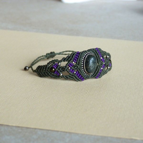 Gr&oslash;nt mikro-macram&eacute; armb&aring;nd med en sten i metal