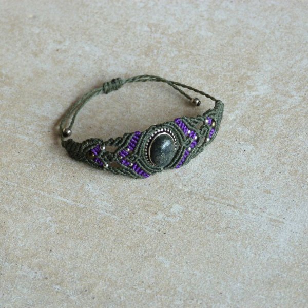 Gr&oslash;nt mikro-macram&eacute; armb&aring;nd med en sten i metal