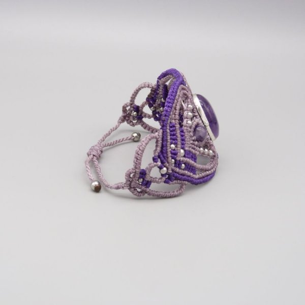 Lilla mikro-macram&eacute; armb&aring;nd med en ametyst i midten