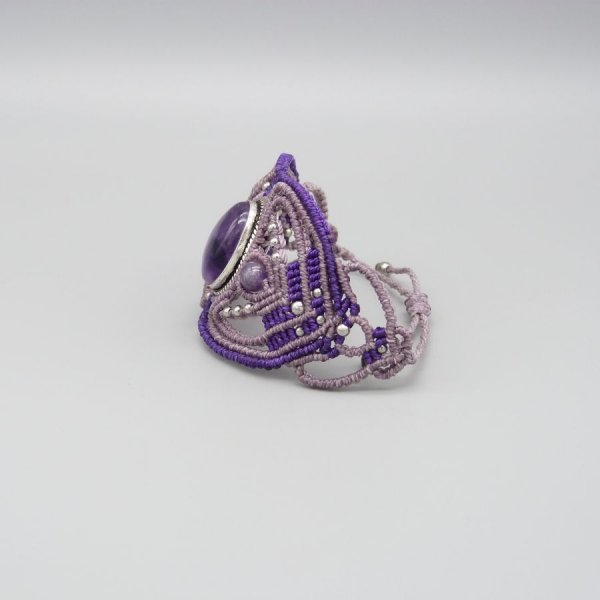 Lilla mikro-macram&eacute; armb&aring;nd med en ametyst i midten