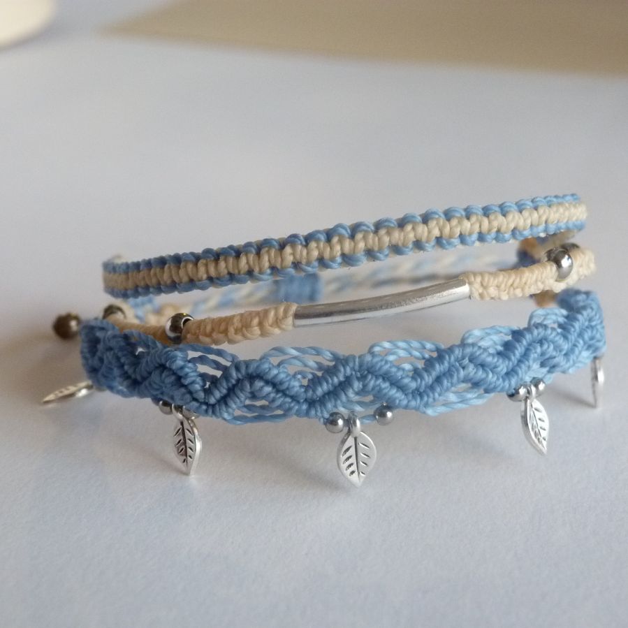 Bracelet multi-rangs 3 en 1 bleu pastel et crème en micro-macramé  