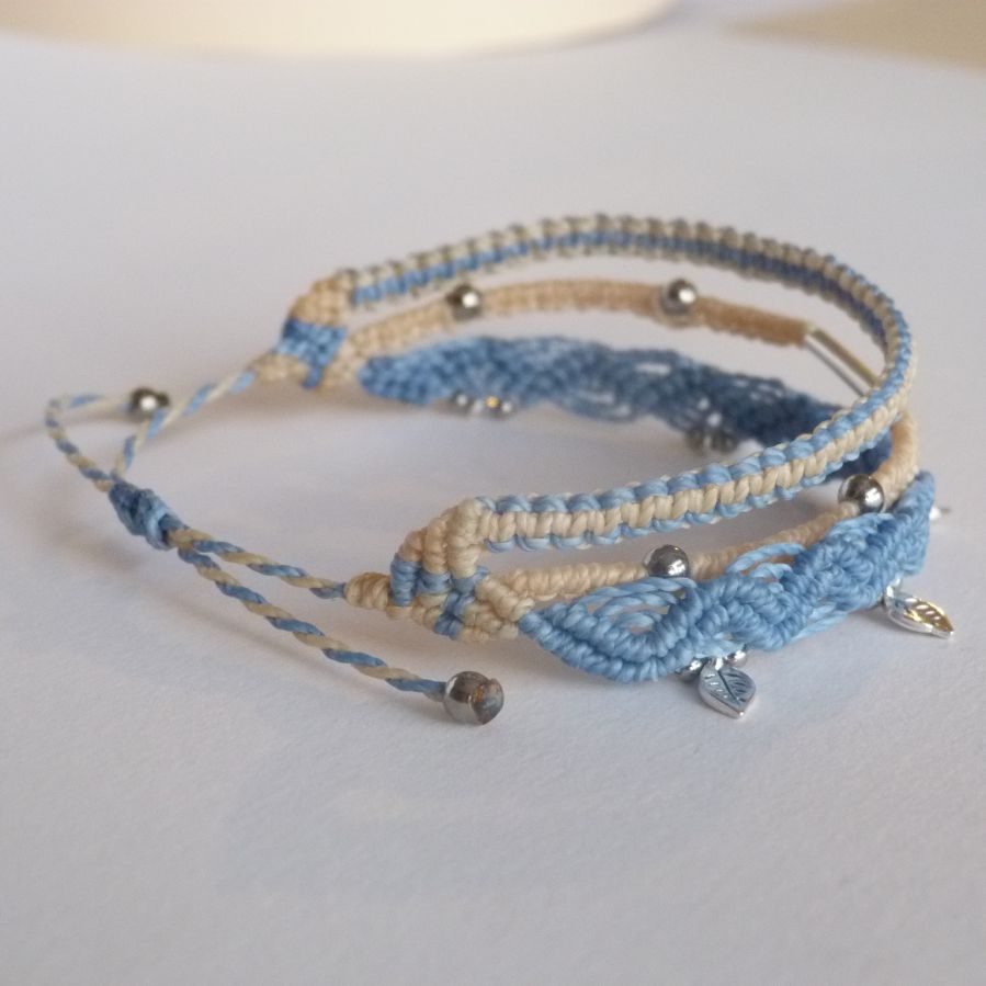 Bracelet multi-rangs 3 en 1 bleu pastel et crème en micro-macramé  