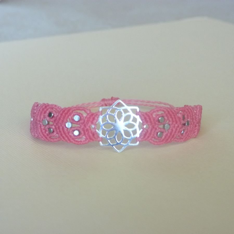 Pink mikro-macramé armbånd med sølvindsats