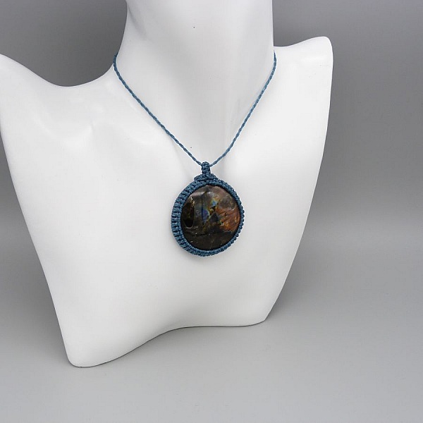 Collier bleu canard en micro-macram&eacute; avec une labradorite